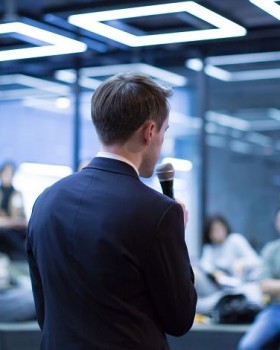 Moderator/innen Moderator/innen